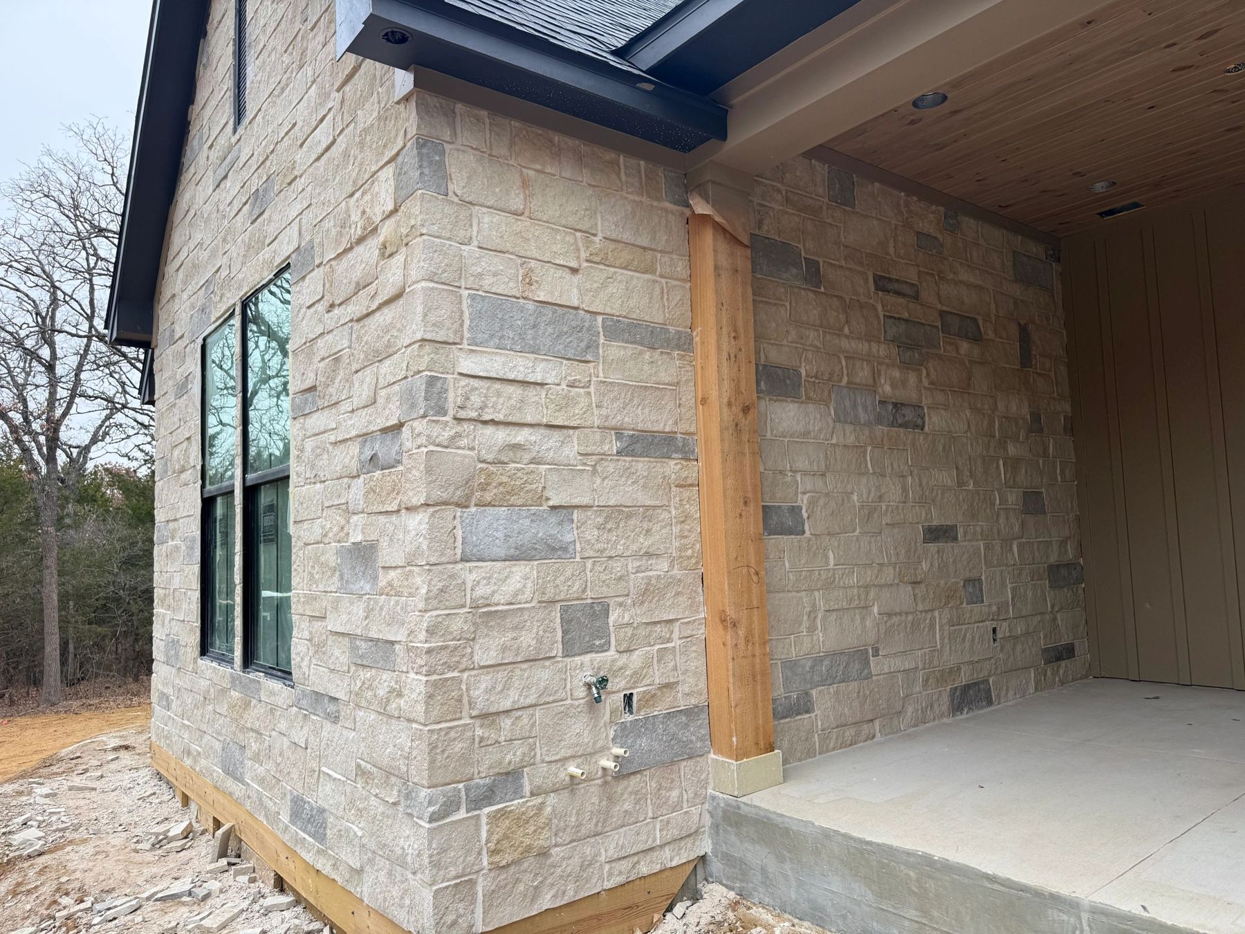 Home corner built with Texas chop stone